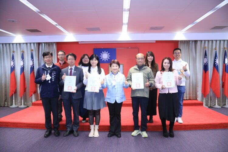 中市「績優學校獎」獲獎全國之冠-盧市長表揚藝術教育、社會教育貢獻獎得主