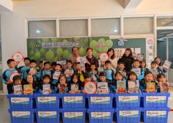 獨閱樂不若眾閱樂　中市第33座「愛的書庫」旭光國小揭牌啟用