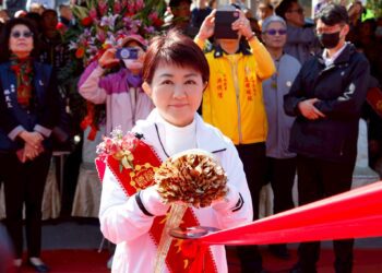 清水區玉京天公祖總廟龍鳳呈瑞龍柱完成大典-盧市長：感謝基金會深耕公益、回饋地方