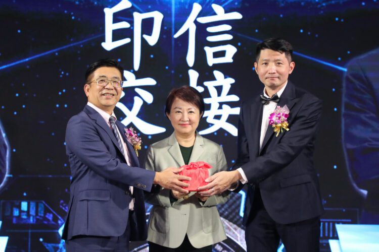 精密機械園區廠協會理事長交接-盧市長感謝並肩兌現「前店後廠」目標