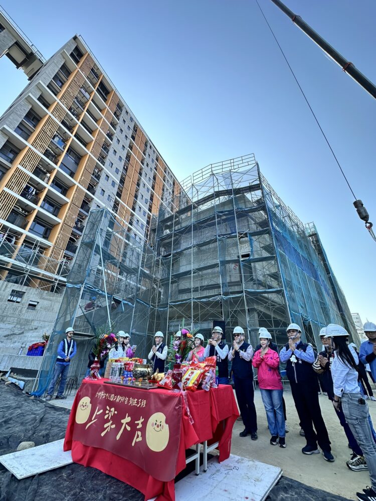 台中公園第一排！東區台中公園二期好宅今上梁-進度超前力拚年底完工