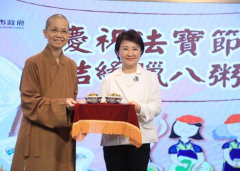 佛光山惠中寺贈臘八粥-盧市長：感恩、祈福　盼來年更好