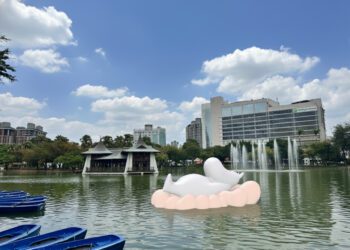 台中公園週末迎神秘嘉賓！漂浮「姆明」為中台灣燈會揭開序幕