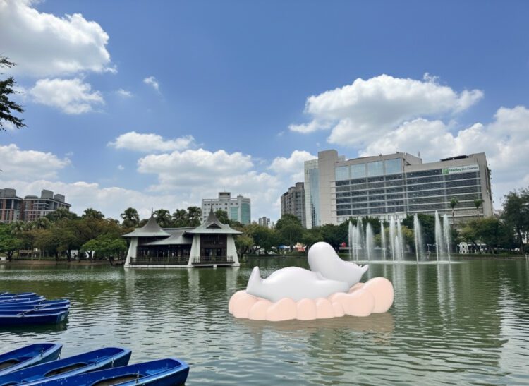 台中公園週末迎神秘嘉賓！漂浮「姆明」為中台灣燈會揭開序幕