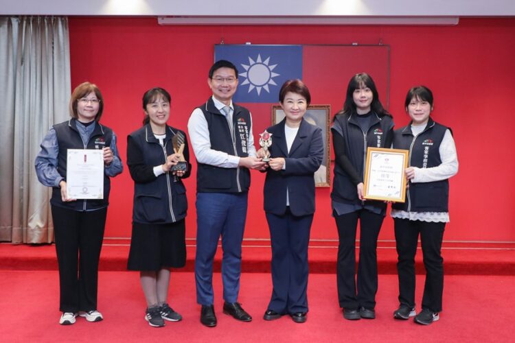 讓世界看見客庄！-《聽看台中客》半年刊摘下英國設計金獎　將台中客家故事送上國際舞台