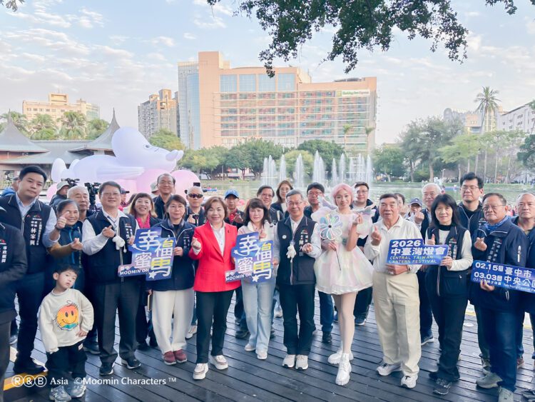 「姆明-(moomin)」驚喜現身台中公園！建設局長：來湖心亭-陪姆明躺平