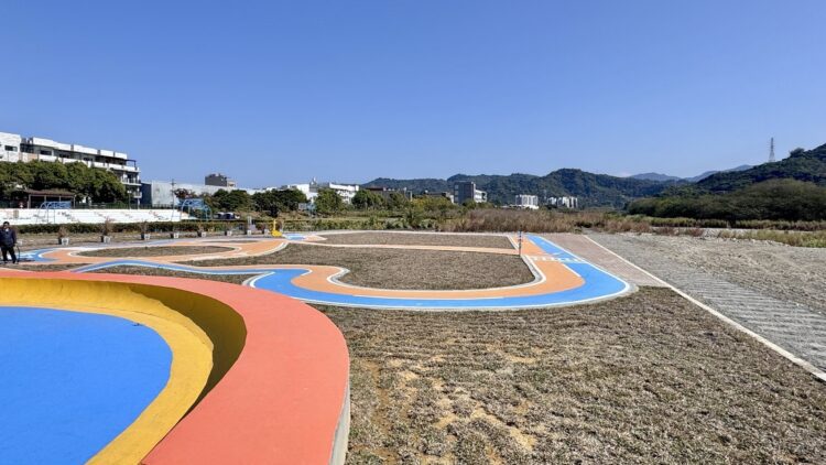 草湖溪畔新亮點！大里滑步車道與滑板車廣場啟用-親子遊憩再升級