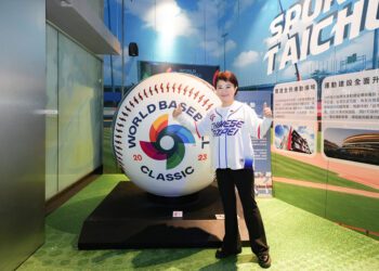 台中限定-wbc經典賽巨型紀念球重現！中市府宣布府前巨幕賽事直播、抽獎暖身開跑
