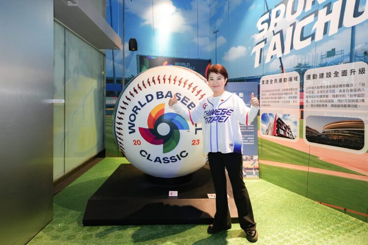 台中限定-wbc經典賽巨型紀念球重現！中市府宣布府前巨幕賽事直播、抽獎暖身開跑