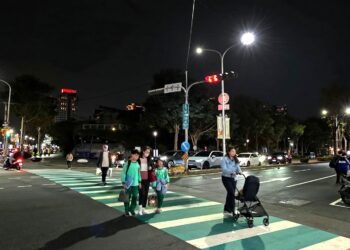 點亮城市賺「綠金」！台中首案路燈換裝取得碳權　減碳效益等同種百萬棵樹