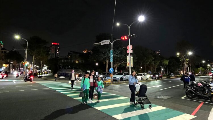 點亮城市賺「綠金」!台中首案路燈換裝取得碳權 減碳效益等同種百萬棵樹