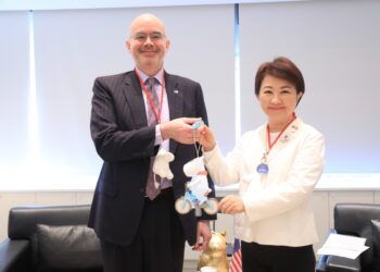 美國在台協會接連來訪-處長谷立言拜會中市府-盧市長送「姆明」小提燈-盼持續加強台美經貿及文化交流