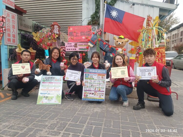 創意迎新春！中市環保局舊牛仔褲變身駿馬鬃毛-「馬上幸福」有獎徵答送好禮