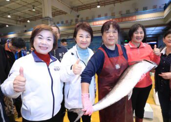 年前親自把關民生供應-盧市長清晨探視魚、果菜市場：量足價穩品質好　讓市民安心過好年