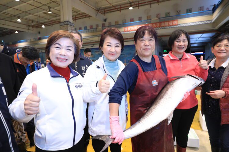 年前親自把關民生供應-盧市長清晨探視魚、果菜市場:量足價穩品質好 讓市民安心過好年