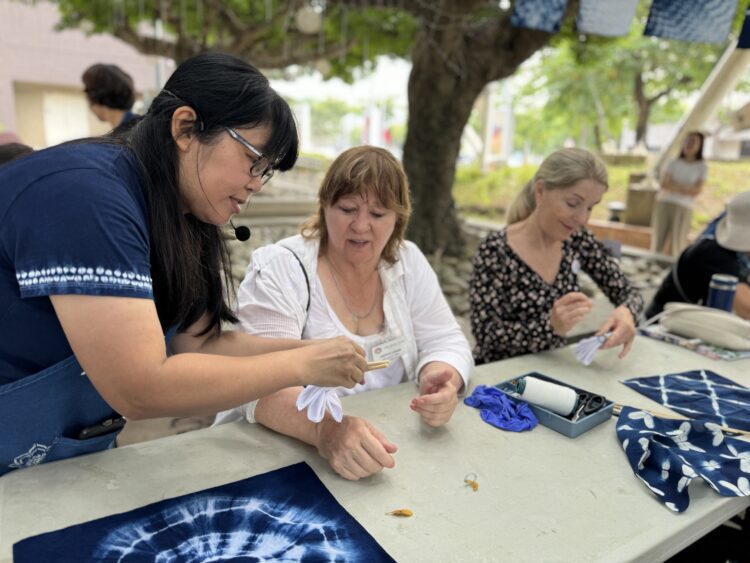葫蘆墩文化志工「推波助染」-藍染工藝表現台中城市美學