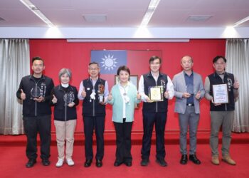 台中人本建設奪雙料「優等」！榮獲中央無障礙評鑑8大獎-建設局市政會議獻獎共享榮耀