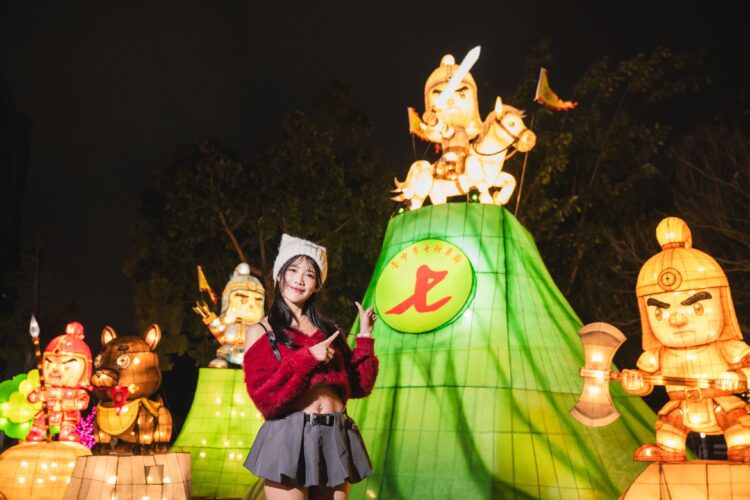 七將軍爺「神助攻」！-民政局拍宣傳片記憶卡掉落燈區-膜拜「忠義護鄉土」燈組5分鐘內尋回