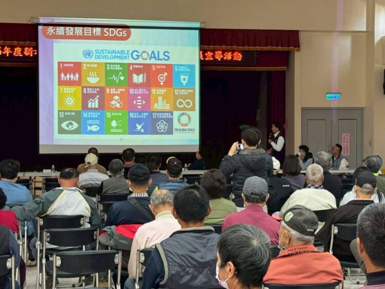 東勢地政重測宣導會-提供個別化客語諮詢服務、贈春聯溫馨迎馬年