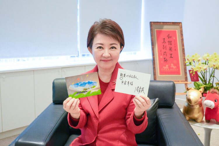 中央公園「小年獸明信片」亮相！盧市長寫下「平安幸福」送給市民家人