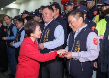 慰勞春安值勤！盧市長連訪三警局感謝城市英雄守護台中-祝福新的一年「馬上安全」