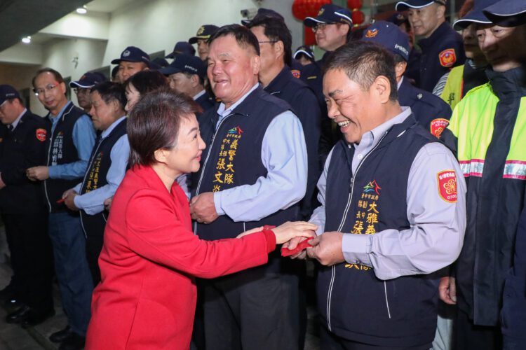 慰勞春安值勤！盧市長連訪三警局感謝城市英雄守護台中-祝福新的一年「馬上安全」