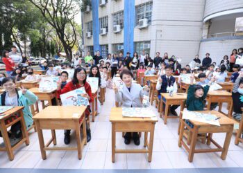 市府自籌4.5億全面汰換15萬套國中小課桌椅！盧市長親赴東興國小關心學生領用情形-阿公阿嬤也帶孫來領