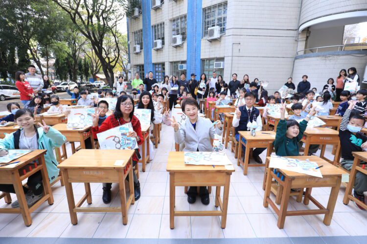 市府自籌4.5億全面汰換15萬套國中小課桌椅！盧市長親赴東興國小關心學生領用情形-阿公阿嬤也帶孫來領