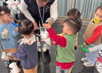 「萌」翻中市府！小小公務員手提姆明燈籠遊行-化身最可愛燈會宣傳大使