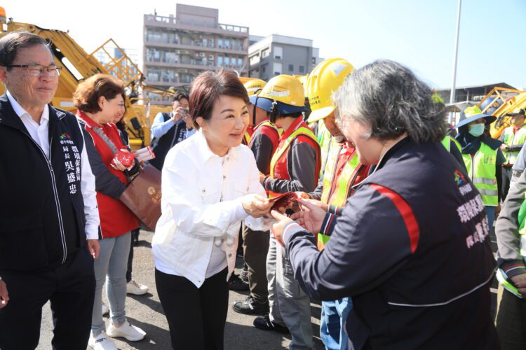 年節前夕慰勞環保英雄-盧市長赴南屯清潔隊致贈加菜金