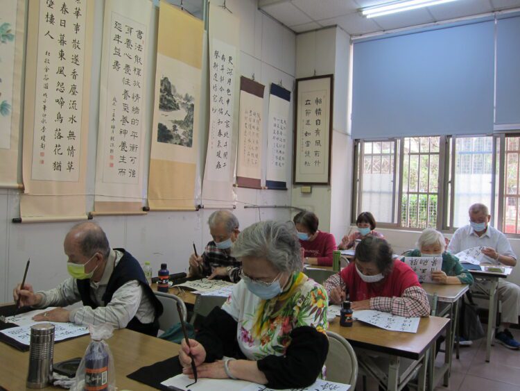 阿公阿嬤上課囉！-台中長青學苑搶手-今年加開100班