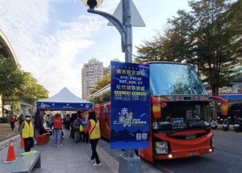 2026中台灣燈會首日疏運順暢-交通局籲善用接駁車「馬」上出發