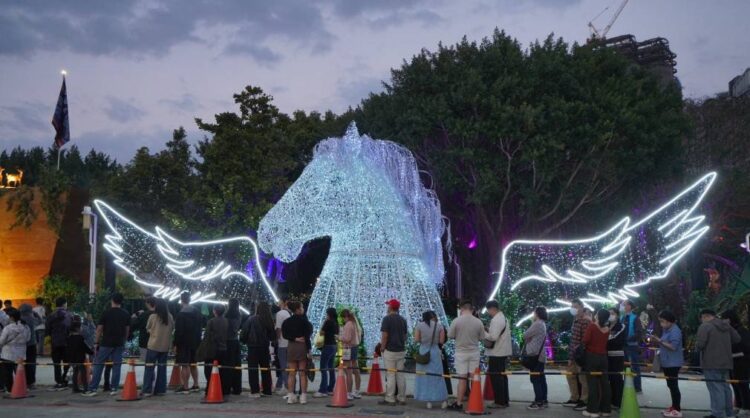 2026中台灣燈會「驚蟄界」人氣爆棚！建設局打造沉浸式光影體驗邀您走進奇幻春天森林