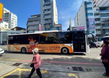 過年敬神祭祖不燒金-彩繪公車為您添福氣