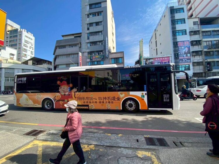過年敬神祭祖不燒金-彩繪公車為您添福氣