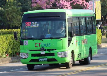 公車直接開進校園！中市28條路線通學接軌　282路進駐霧峰國中守護學生安全