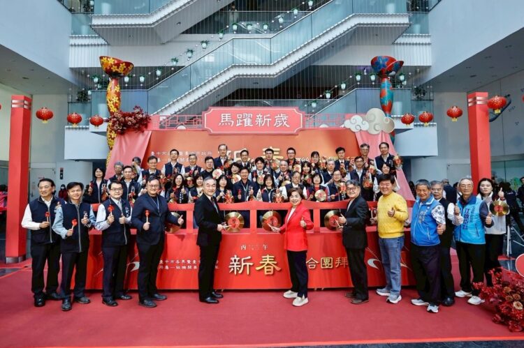 中市府新春團拜-黃副市長代讀盧市長團拜致詞:「八心同聚」照顧市民最光榮