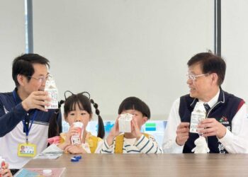 「台中有鈣讚」上路！首日近2萬學童兌領