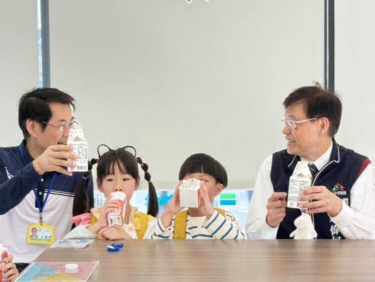 「台中有鈣讚」上路!首日近2萬學童兌領