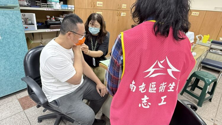 守護城市動脈!中市自購流感疫苗挺交通英雄 籲把握免費接種機會