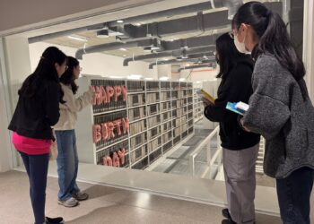 中市圖十週年推閱讀挑戰-綠美圖密集書庫排hbd字樣祝福