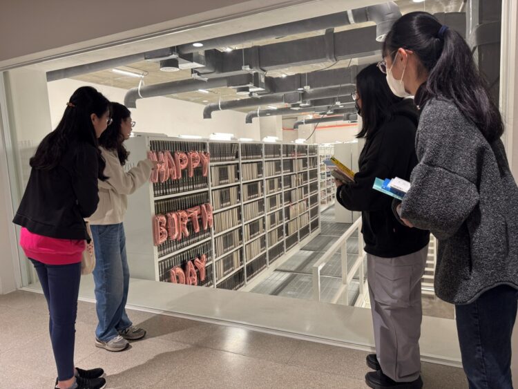 中市圖十週年推閱讀挑戰-綠美圖密集書庫排hbd字樣祝福