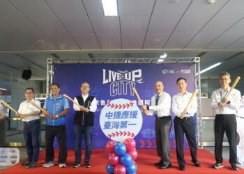 搭捷運挺中華隊！-中捷化身wbc應援基地-張育成簽名海報、限量紋身貼紙放送