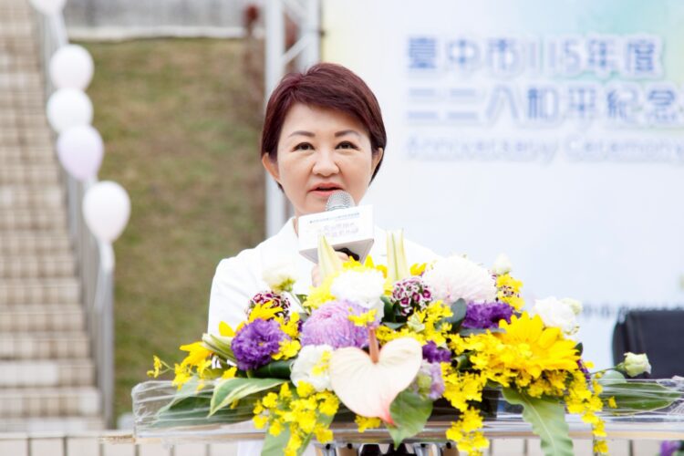 二二八事件79週年-中市府辦紀念追思會-盧市長獻百合祝福：讓愛與包容延續