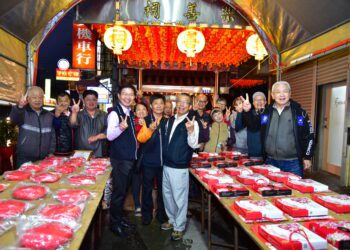 鬪粄慶添丁!東勢新丁粄節宮廟擲筊祈福-驚見136-斤大紅粄