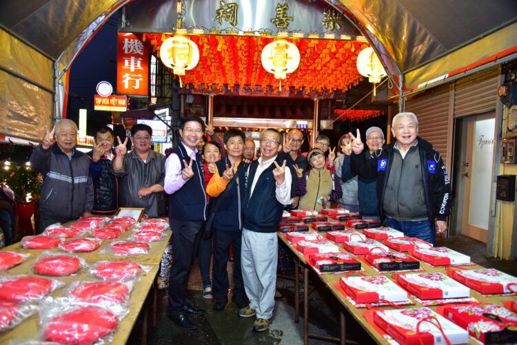 鬪粄慶添丁!東勢新丁粄節宮廟擲筊祈福-驚見136-斤大紅粄