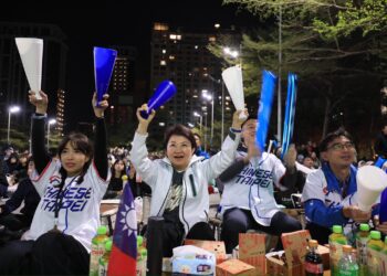 經典賽台日大戰台中府前廣場1300吋螢幕直播-盧市長與破萬名球迷一同熱血應援　