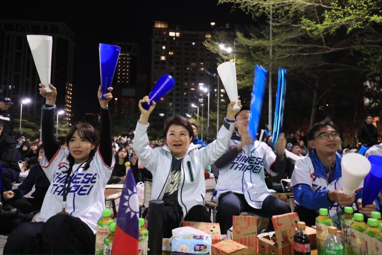 經典賽台日大戰台中府前廣場1300吋螢幕直播-盧市長與破萬名球迷一同熱血應援　