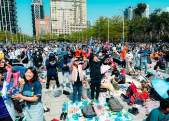 破萬球迷湧台中府前廣場抗韓！全台唯一互動cam如臨球場　張育成開轟全壘打　幸運球迷抱回公仔