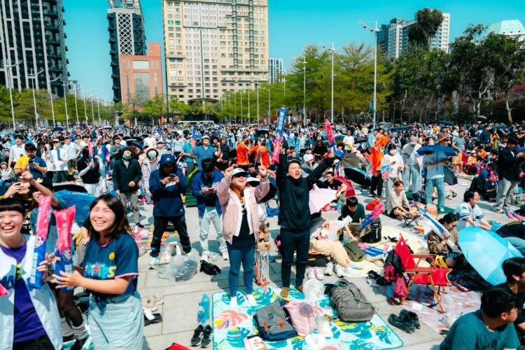 破萬球迷湧台中府前廣場抗韓！全台唯一互動cam如臨球場　張育成開轟全壘打　幸運球迷抱回公仔